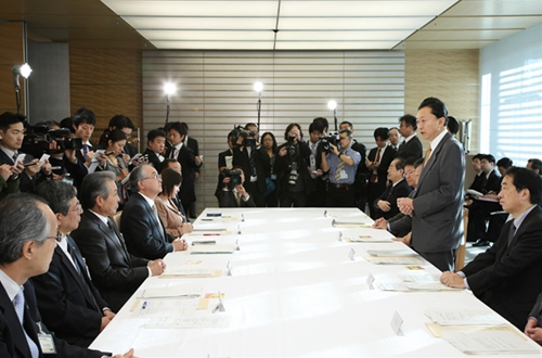 会談であいさつする鳩山総理の写真２