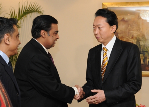 リライアンス・インダストリーズのアンバニ会長と握手する鳩山総理の写真