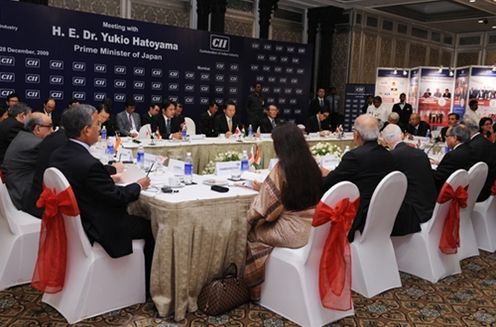 インド財界人と懇談する鳩山総理の写真