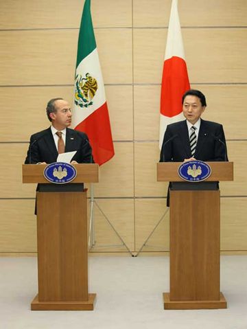 共同記者発表を行うフェリペ・カルデロン・イノホサ大統領と鳩山総理