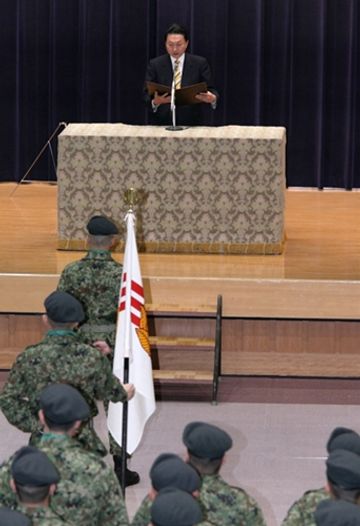 ハイチ国際救援隊隊旗授与式で訓示する鳩山総理２
