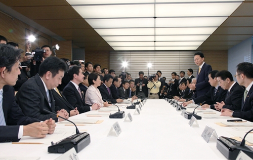 成長戦略策定会議であいさつする鳩山総理の写真２