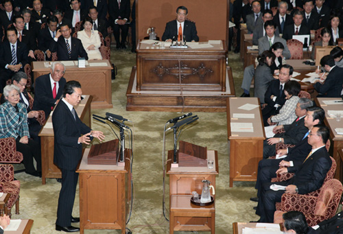国家基本政策委員会合同審査会（党首討論）に臨む鳩山総理の写真
