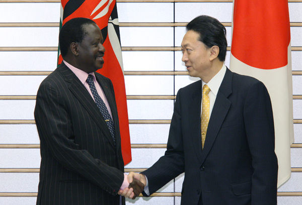 オディンガ首相と握手する鳩山総理の写真２