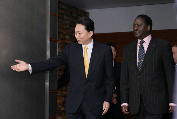 オディンガ首相を案内する鳩山総理の写真