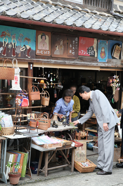 赤岡町商店街を視察する鳩山総理の写真