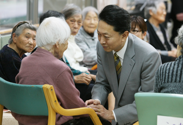 特別養護老人ホームを視察する鳩山総理の写真