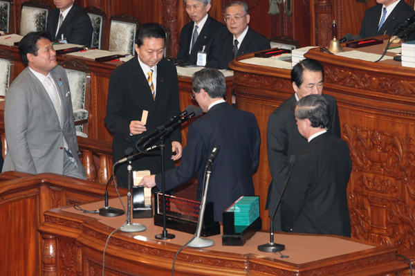 衆議院本会議で投票する鳩山総理の写真１