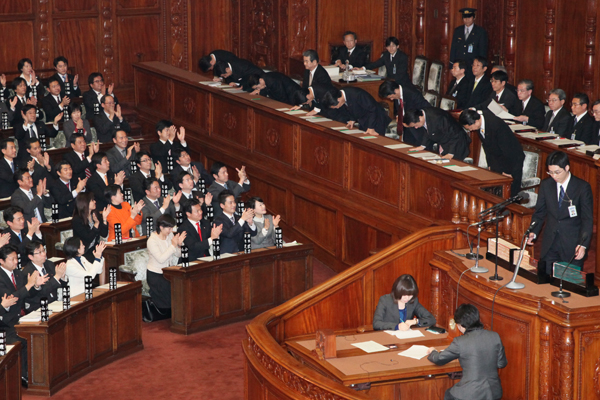 衆議院本会議で一礼する鳩山総理の写真２