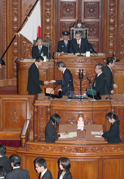 衆議院本会議で投票する鳩山総理の写真２