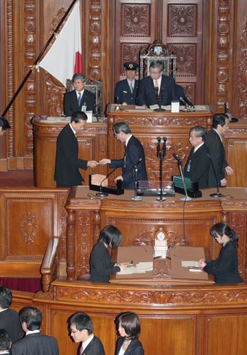 衆議院本会議で投票する鳩山総理の写真２