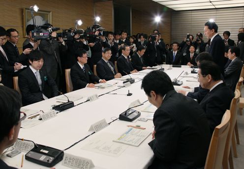 地域主権戦略会議であいさつする鳩山総理の写真４