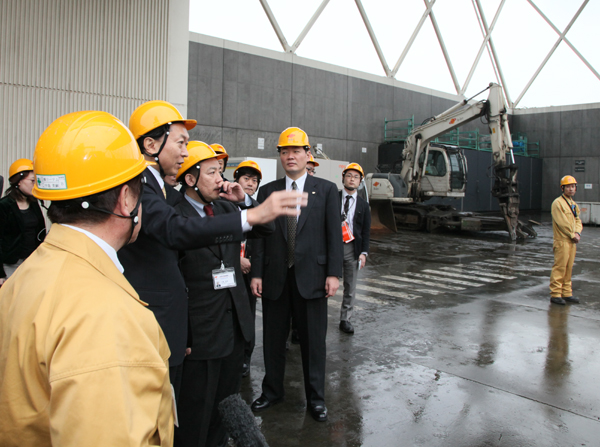 金属粗大ゴミリサイクル施設を視察する鳩山総理の写真
