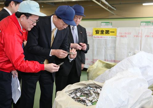 家電、ＰＣ、携帯電話リサイクル施設を視察する鳩山総理の写真
