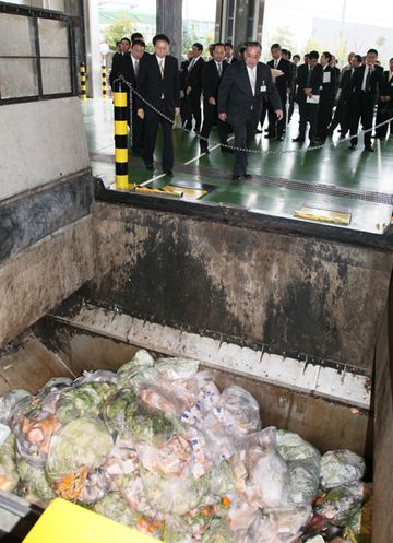 食品廃棄物リサイクル施設を視察する鳩山総理の写真
