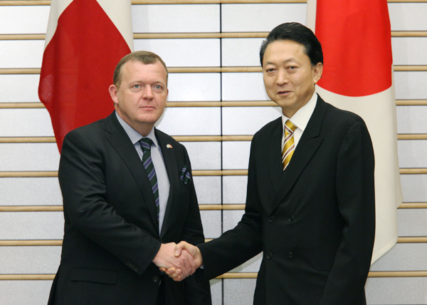 ラスムセン首相と握手する鳩山総理の写真