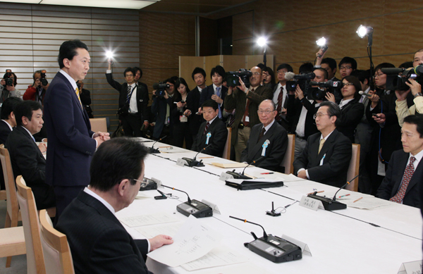 行政刷新会議で挨拶をする鳩山総理の写真４