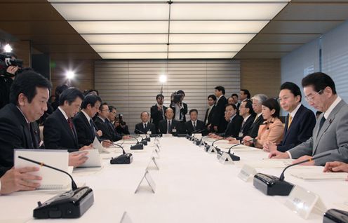 月例経済報告等に関する関係閣僚会議に出席する鳩山総理の写真２