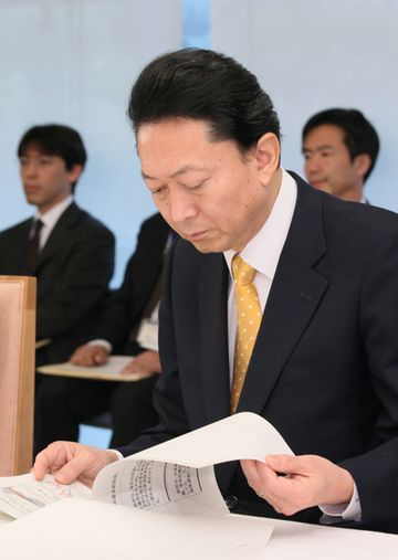 月例経済報告等に関する関係閣僚会議に出席する鳩山総理の写真３