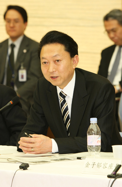 「新しい公共」円卓会議であいさつする鳩山総理の写真２