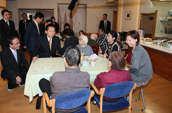 介護施設を視察する鳩山総理の写真４