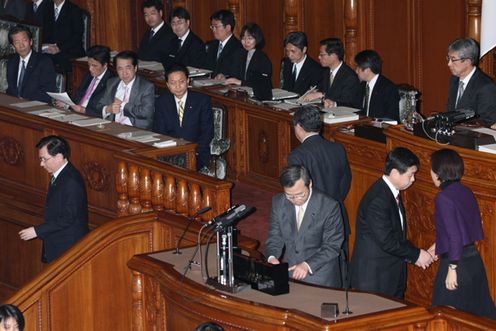 参議院本会議で平成２２年度予算の投票を見守る
鳩山総理の写真１