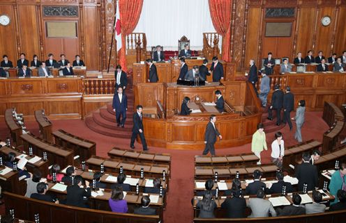 参議院本会議で平成２２年度予算の投票を見守る
鳩山総理の写真２