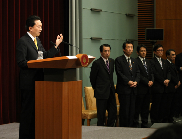 記者会見を行う鳩山総理の写真３
