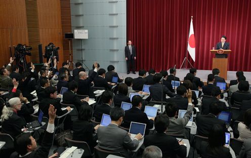 記者会見を行う鳩山総理の写真４