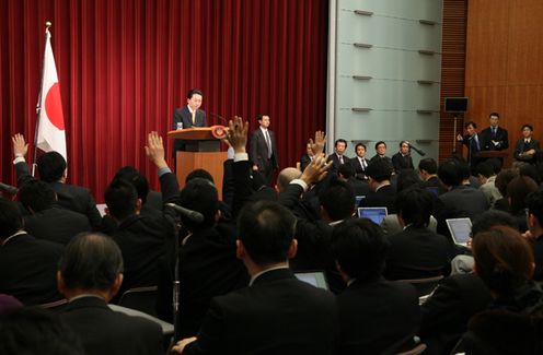 記者会見を行う鳩山総理の写真５