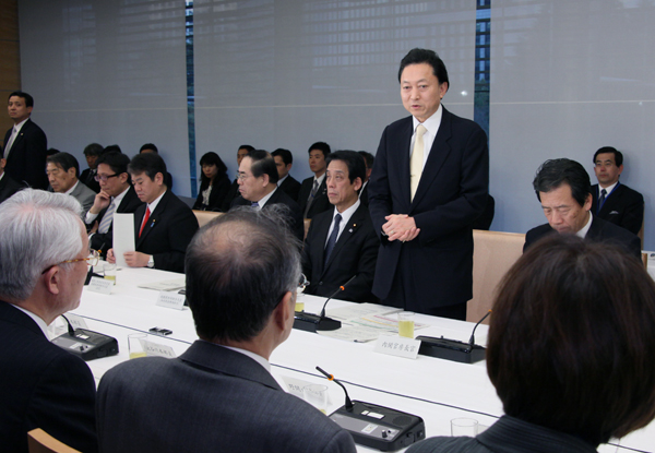 知的財産戦略本部であいさつする鳩山総理の写真１