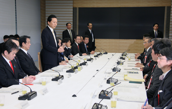 知的財産戦略本部であいさつする鳩山総理の写真５
