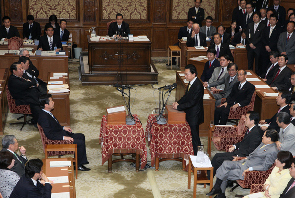 国家基本政策委員会合同審査会（党首討論）に臨む鳩山総理の写真５