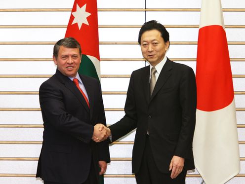 首相と握手する鳩山総理の写真