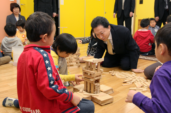 園児たちと遊ぶ鳩山総理の写真