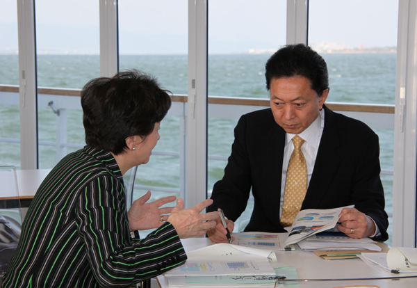 環境対応観光船内で滋賀県知事から説明を受ける鳩山総理の写真