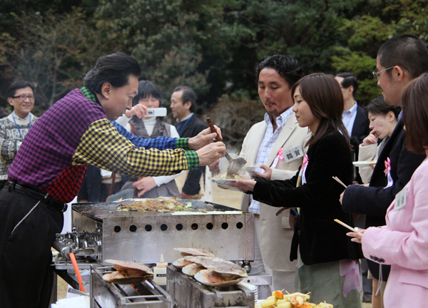 リアル鳩カフェ参加者の方々とバーベキューを楽しむ鳩山総理の写真２