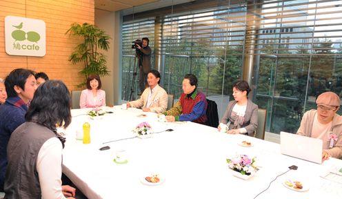 リアル鳩カフェ参加者の方々と懇談する鳩山総理の写真１