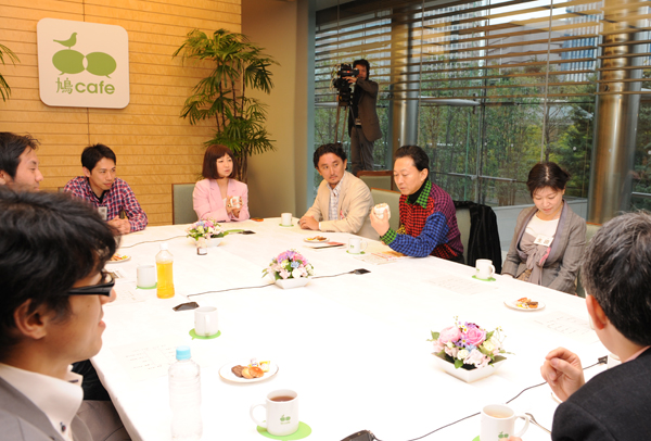 リアル鳩カフェ参加者の方々と懇談する鳩山総理の写真２