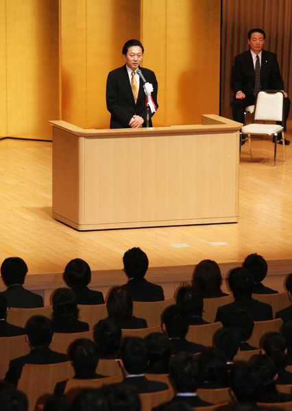 開講式で訓示する鳩山総理の写真３