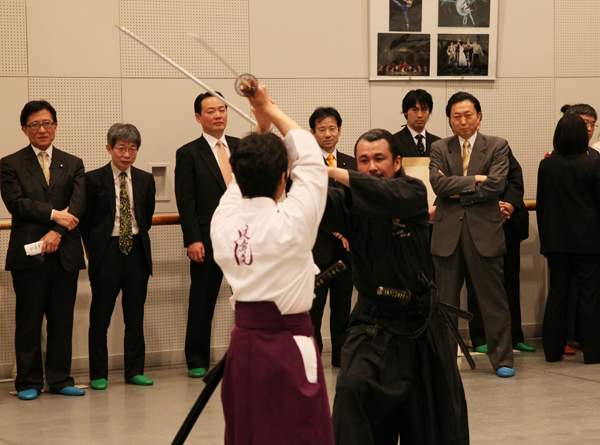 アクション・殺陣講座を視察する鳩山総理の写真２