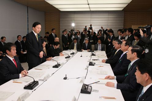国と地方の協議であいさつする鳩山総理の写真２