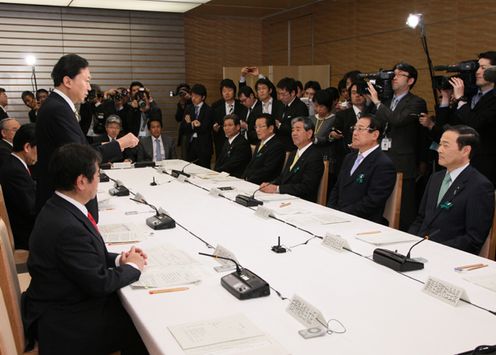 国と地方の協議であいさつする鳩山総理の写真３