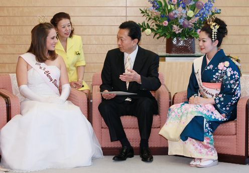 全米さくらの女王の表敬を受ける鳩山総理の写真２