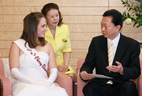 全米さくらの女王と歓談する鳩山総理の写真