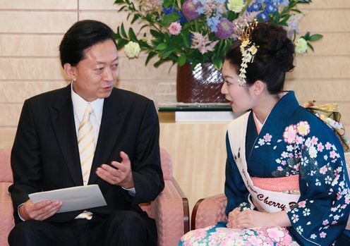 日本さくらの女王と歓談する鳩山総理の写真