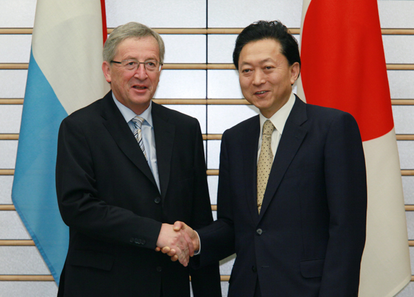 ルクセンブルク大公国のユンカー首相と握手する鳩山総理の写真