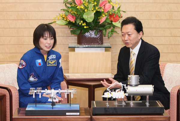 山崎宇宙飛行士の説明に聞き入る鳩山総理の写真１