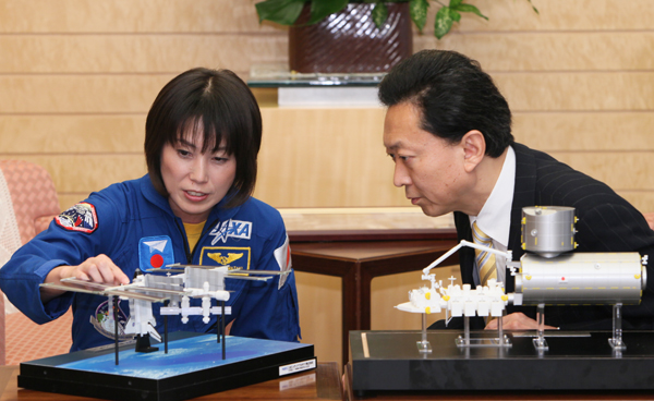 山崎宇宙飛行士の説明に聞き入る鳩山総理の写真２