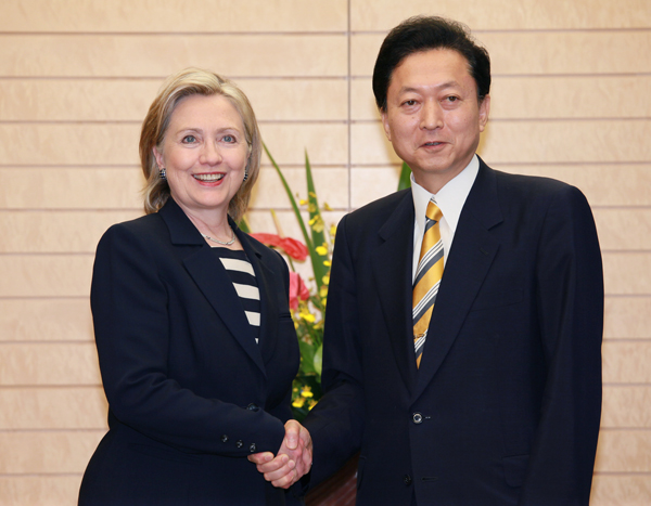 クリントン国務長官と握手する鳩山総理の写真